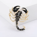 Elegante spilla a forma di scorpione dorata con smalto nero su superficie bianca - Base Oro Nero