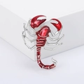 Vista macro della spilla a scorpione in smalto rosso con bordi e gambe in argento - Base Argento Rosso