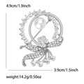 Vista dettagliata con altezza 4,9 cm e larghezza 3,9 cm di questa spilla con perle - Argento