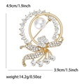 Dettaglio della spilla a fiore con perla, dimensioni e strass scintillanti argento - Oro