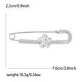 Details von silberner Sicherheitsnadel-Brosche mit Strass und 7,6x2,3 cm Abmessungen - Silber