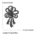 Broche de lazo vintage con cristales negros y dimensiones de 6,3 cm de alto en detalle - Estilo Strass Negro de Armas Vintage (0628-GM) / Color gunmetal