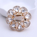 Broche fleur et attache-foulard dorée avec des cristaux AB brillants et strass - Blanc