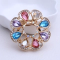 Broche fleur dorée pour foulard avec strass colorés en forme de poire et cristaux bleus - Arc-en-ciel