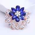 Broche fleur exquise avec cristaux bleu foncé dans une monture ajourée en or rose brillant - Bleu lac
