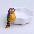 Bunte Kolibri-Brosche in Emaille-Optik auf einem goldenen Zweig-Sockel für Damen - Lila