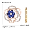 Bunte florale Brosche aus Glas mit roségoldener Basis und blauen Blütenblättern und Kristallen - Roségold-Blau