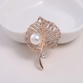 Eleganter roségoldener Hohlblatt-Anstecknadel mit weißer Perle und Kristallen - Gold