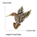 Squisita spilla a colibrì in lega d'oro con strass arancioni e gialli scintillanti - Marrone