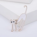 Eleganter weißer Emaille-Katzen-Anstecker mit Vergoldung und Kristallakzenten - Weiß