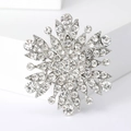 Dettaglio della spilla floreale nera con strass scintillanti e design multistrato raffinato - Argento