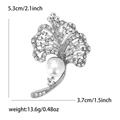 Detalle del broche de hoja plateada con perla y cristales, mide 5,3 cm por 3,7 cm - Plateado 0594-SL
