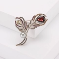 Elegante broche de pluma con cristal rojo, pedrería morada y perla gris - Multicolor (MM-BR-0575-MX)