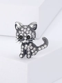 Dettaglio ravvicinato di una spilla a gatto argento con strass bianchi e occhi neri - Base Argentata Strass Bianco (0732)