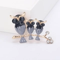 Dettaglio spilla smaltata con tre gufi su ramo dorato e decorazioni in strass brillanti - Nero