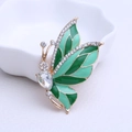 Elegante gouden vlinderbroche met groen emaille vleugels en peervormige kristalsteen - Groen