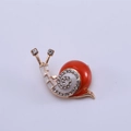 Modische Schnecken-Brosche mit orangem Emaille und Kristall-Inlay in Goldoptik - Rot
