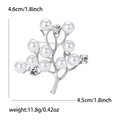 Elegante takvormige broche met witte parels en strass op een zilveren basis - Zilver 0736-SL
