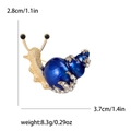 Broche de caracol en esmalte azul con cristales brillantes sobre base dorada - Azul