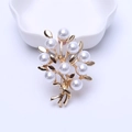 Eleganter Gold-Bouquet-Brosche mit weißen Perlen und feiner Schleife für Damen - Gold