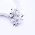 Eleganter Brosche aus Silberlegierung mit zehn weißen Kunstperlen im Blumenstrauß-Design - Silber