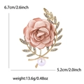 Rosa Stoffrosen-Brosche mit goldenen Blättern und Perlen für Damen-Anzüge - Rosa