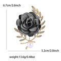Élégante broche rose en tissu noir avec feuilles dorées, strass blancs et perle ronde - Gris