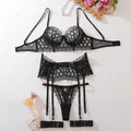 Detailaufnahme eines schwarzen Spitzen-Lingerie-Sets mit goldenen Beschlägen und Perlen - S / Schwarz