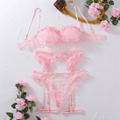 Dettaglio del set intimo in pizzo rosa con volant in rete e ricamo floreale fine - S / Rosa