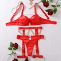 Détail d'un ensemble de lingerie en PU rouge avec chaînes dorées et vue sur l'étiquette - S / Rouge