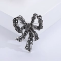 Vintage-Schleifenbrosche mit schwarzen Kristallen in antiker Silberlegierung - Silber