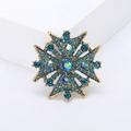 Dettaglio di una spilla a croce in stile bizantino con strass in cristallo blu brillante - Blu
