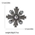 Vista dettagliata di una spilla a croce vintage con perle grigie e strass scuri - Stile Strass Grigio (0860-BK)