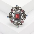 Spilla vintage a forma di rombo con gemma rosso scuro e strass multicolore - Rosa