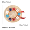 Spilla a cappello di paglia dorata con fiori e dimensioni su uno sfondo bianco - Oro-Bianco