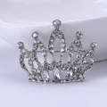 Elegante spilla a corona in argento con strass bianchi e cristalli scintillanti - Argento