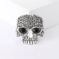 Gothic-Totenkopf-Brosche mit grauen Strasssteinen und schwarzen Augen auf Würfeln - Silber-0953