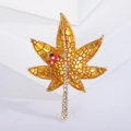 Elegante spilla a foglia d'acero dorata con smalto giallo, piccola coccinella e cristalli - Oro