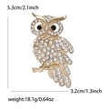 Details van de gouden uil-broche met witte kristallen, maat 5,3 cm x 3,2 cm - Wit
