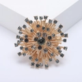 Broche flocon de neige dorée avec cristaux gris foncés sur fond blanc minimaliste - Or