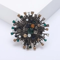 Luxueuse broche fleur en cristal de flocon de neige avec pierres vintage sur fond blanc - Coloré