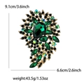 Dettaglio della spilla vintage in lega con cristalli verdi misura 9,1 cm per 6,6 cm - Verde