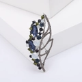 Exquisite hohle Blattbrosche mit bunten Strasssteinen auf weißem geometrischem Ständer - Blau (MM-BR-0969)