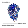 Elegante grande spilla in lega dorata con cristallo blu e design floreale vintage - Blu