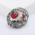 Broche redondo de lujo con cristales de colores y una gran piedra roja en forma de gota - Rojo