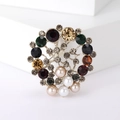 Squisita spilla rotonda traforata con gemme colorate e perle su base bianca - Multicolore (MM-BR-Multicolore-1010-MX)