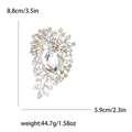 Elegante goudkleurige bladbroche met kristallen, 8,8 cm hoog en 5,9 cm breed - Goudwit