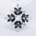 Primer plano de broche de copo de nieve con perla central y diamantes de imitación - 1033 Negro