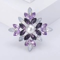 Vista detallada del broche de estrella con piedras violetas y perla blanca - 1033 Púrpura