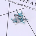 Detalle del broche de hoja de membrillo con esmalte degradado azul-púrpura y tres perlas - Hoja Azul Pálido (MM-BR-1067)